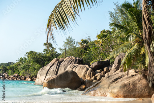 Obraz na płótnie Seychelles tropical beach scene with turquoise sea, granite boulders, lush palm vegetation w salonie