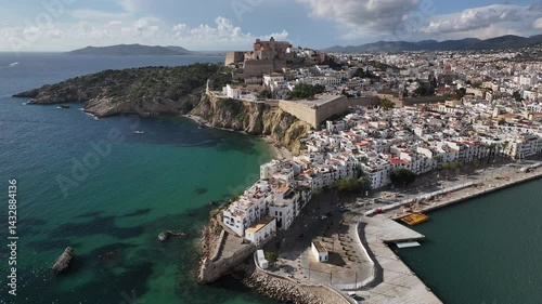 Faro d'Eivissa en el espigón del puerto de la Isla de Ibiza en Baleares.