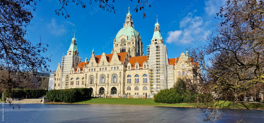 Fototapeta premium The Historic Hannover Town Hall is a remarkable architectural wonderland that captivates visitors Maschpark Hannover