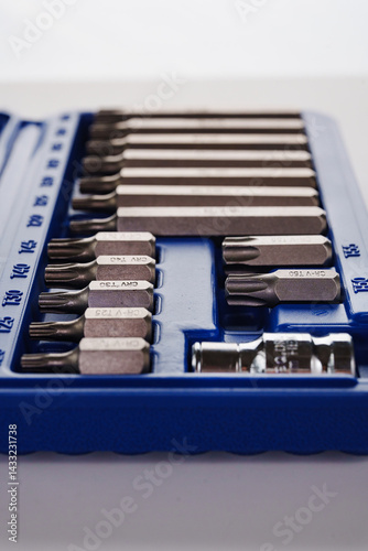 Obraz na płótnie A set of single-sided chrome steel bits in a blue plastic box w salonie