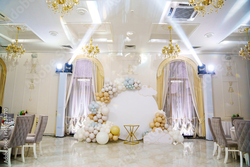 Obraz na płótnie Round white decorated with balloons and cake table in the banquet hall. w salonie
