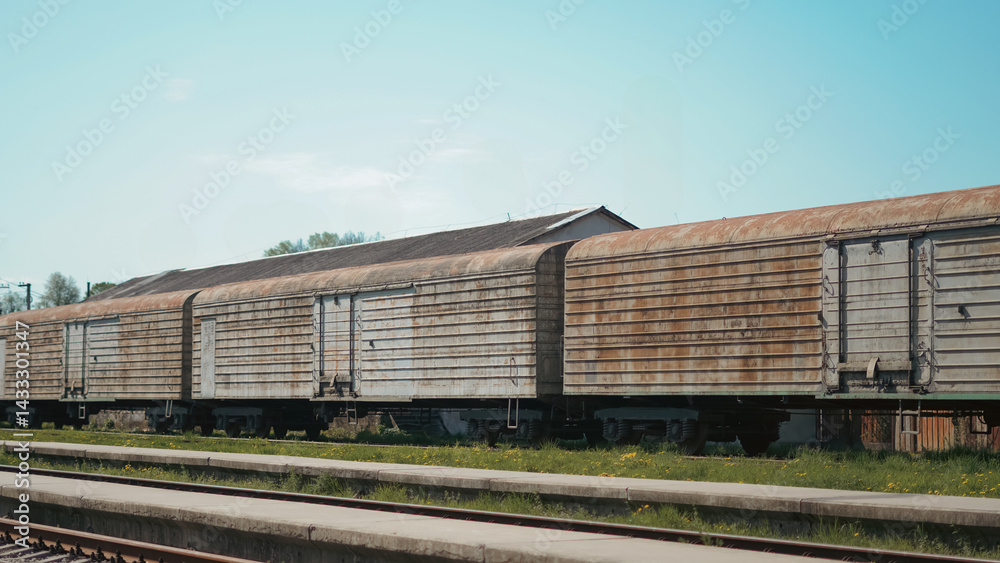 Obraz premium Close up view of old freight train at railway station in urban environment