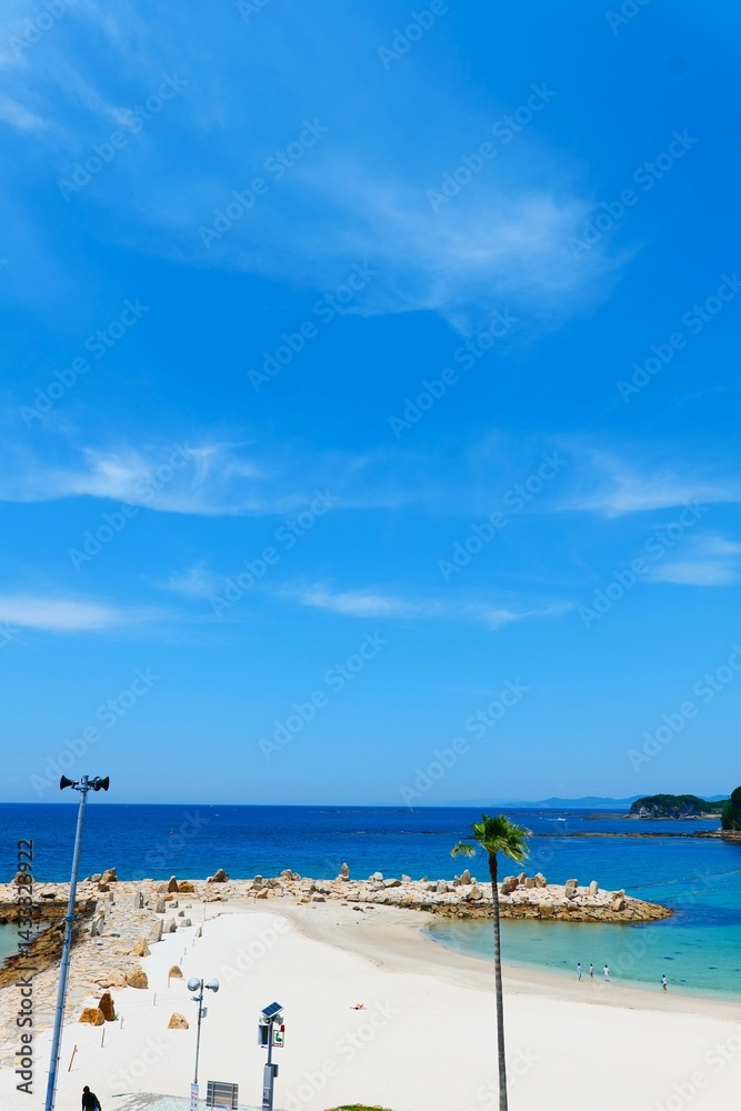 青い海と白い砂浜。白浜、和歌山、日本。5月下旬。