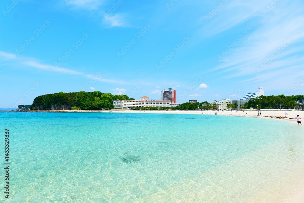 青い海と白い砂浜。白浜、和歌山、日本。5月下旬。