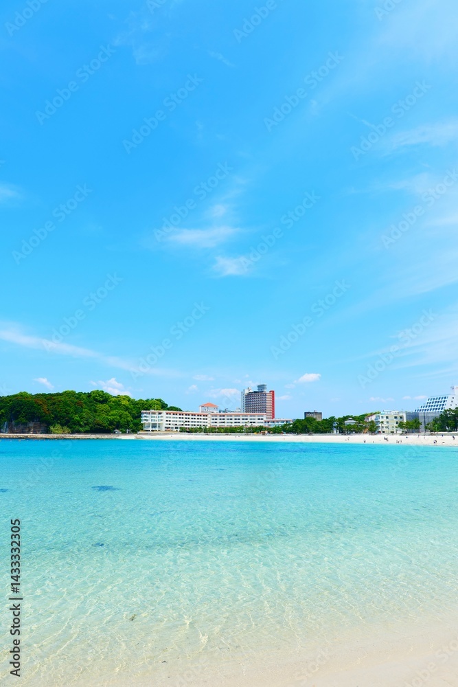青い海と白い砂浜。白浜、和歌山、日本。5月下旬。