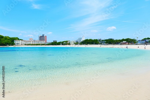 青い海と白い砂浜。白浜、和歌山、日本。5月下旬。