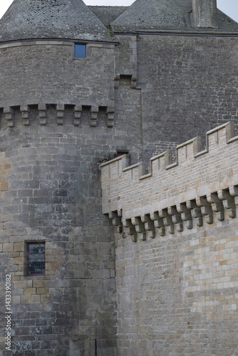 Rempart médiéval en pierre avec tour et château