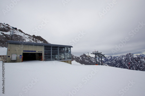 Obraz na płótnie Zugspitze the highest peak of the Wetterstein Mountains and the highest mountain in Germany. w salonie