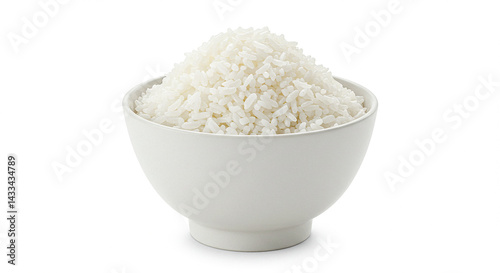 Arroz: arroz blanco recién cocinado servido sobre un fondo blanco.