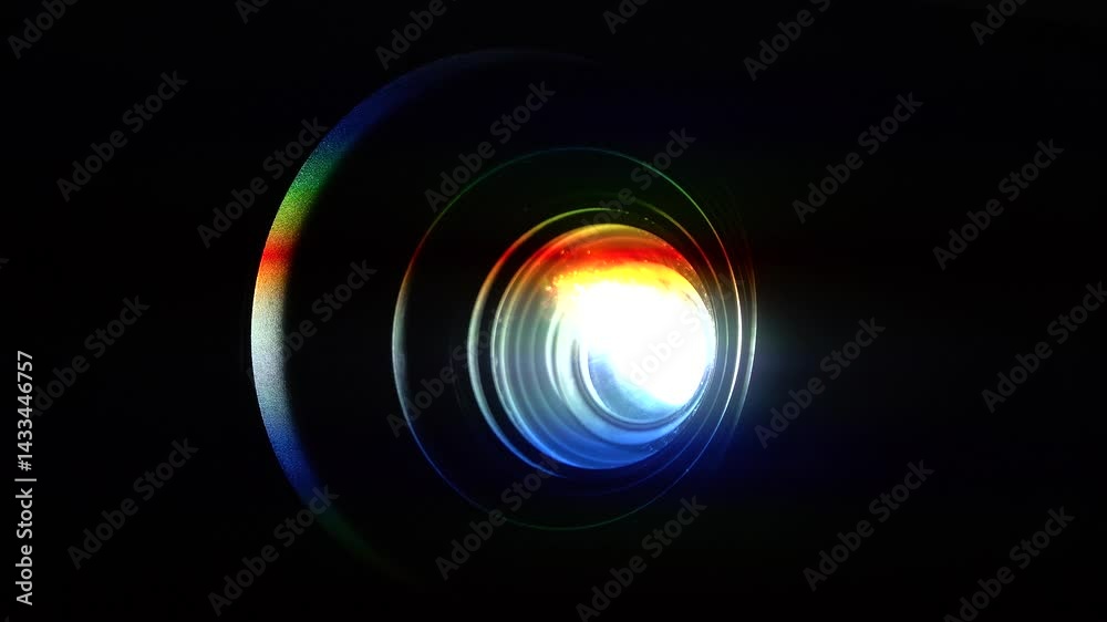 Gros plan sur la lentille d'un vidéoprojecteur en fonctionnement 