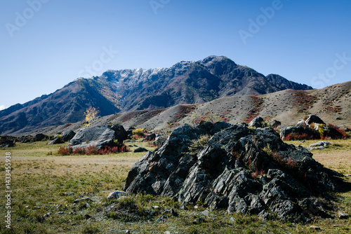 Obraz na płótnie A rugged landscape of boulders and mountains in the Altai Republic, defined by raw, untamed beauty and a sense of natural power. w salonie