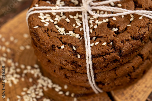 Obraz na płótnie biscuits with real cocoa and sesame, close up, cookies are tied with rope w salonie