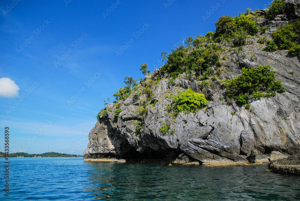 Naklejka premium Tropical islands in the Gulf of Thailand, crystal clear blue water in Thailand surrounded by beaches and nature on a clear day.