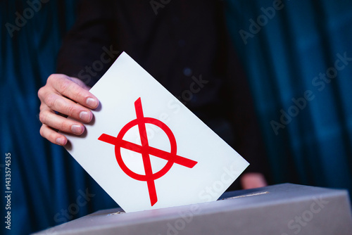 Abgabe eines Stimmzettels zu einer Wahl photo