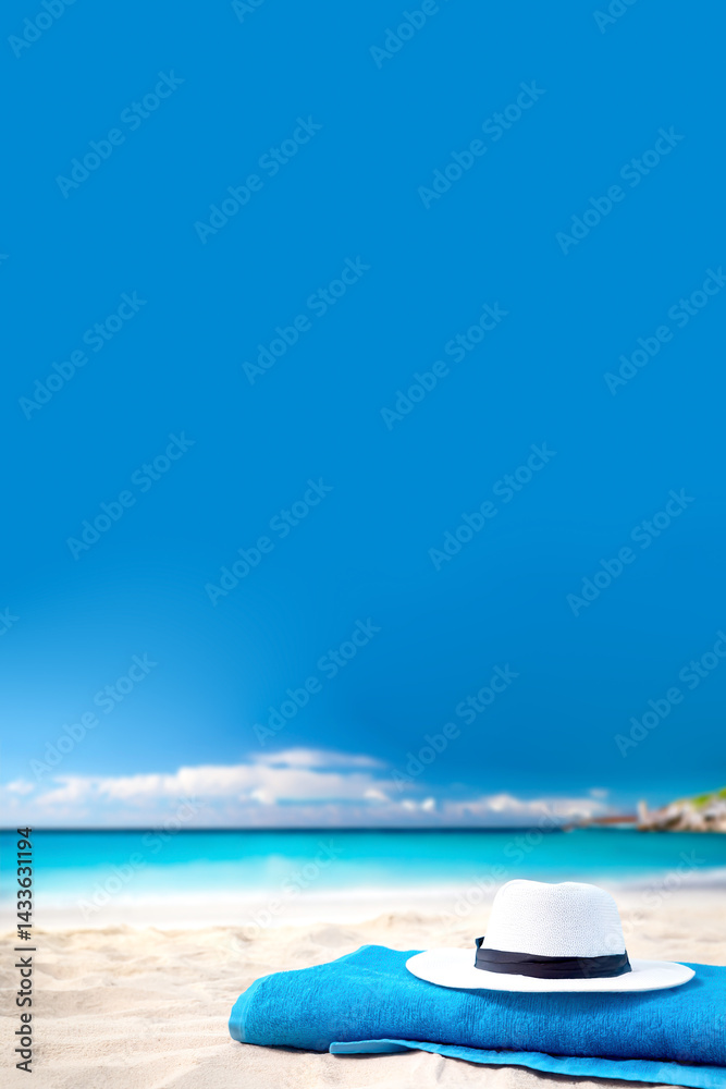 Hut und Badetuch am Strand