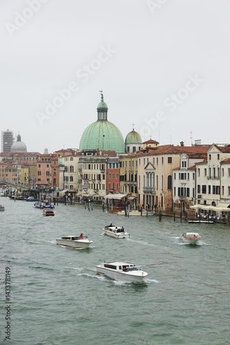 Obraz na płótnie The view of Grand Canal from the Bridge of Constitution, Venice, Italy w salonie