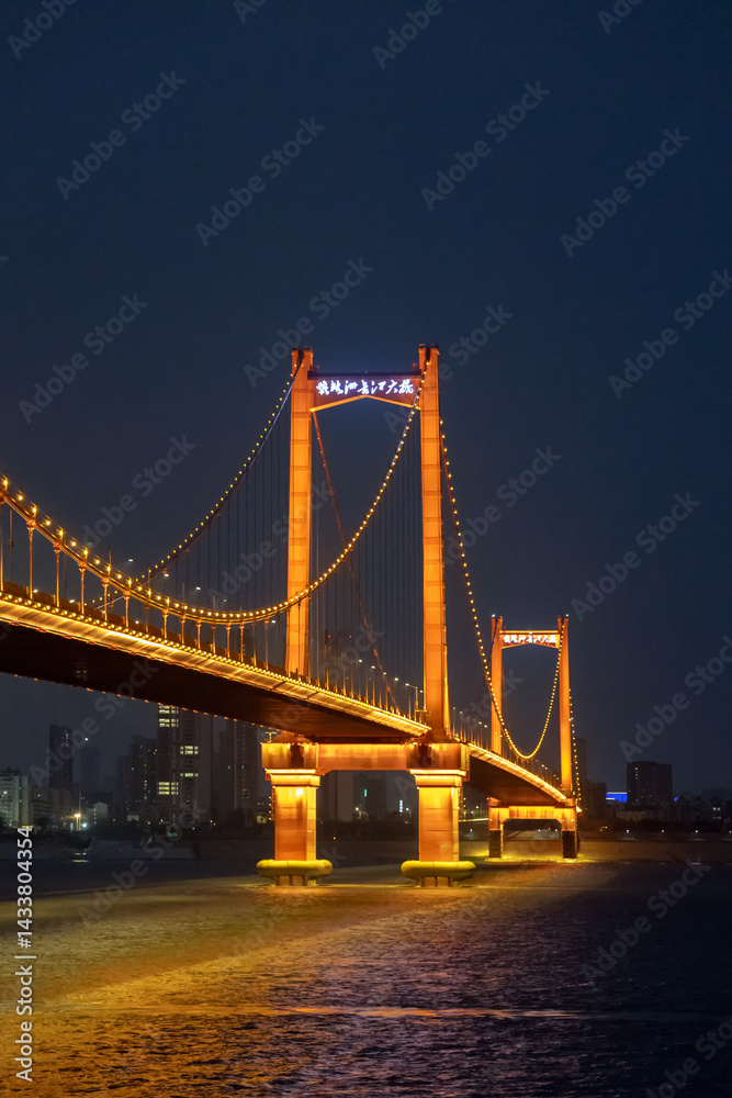 Obraz premium Night view of the Yingwuzhou Yangtze River Bridge, taken in Wuhan, Hubei, China