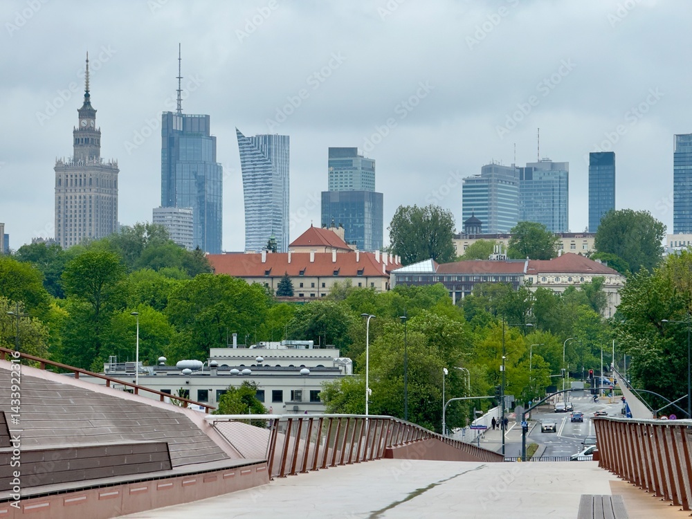 Warszawa, spacer po kładce pieszo rowerowej nad Wisłą