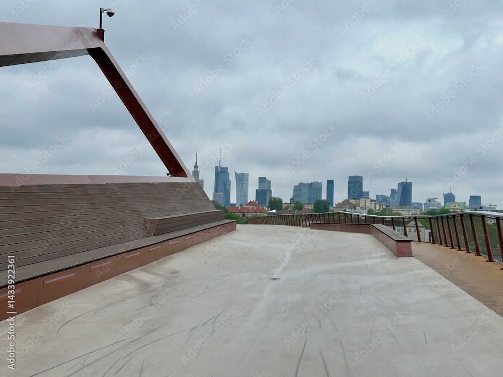 Warszawa, spacer po kładce pieszo rowerowej nad Wisłą