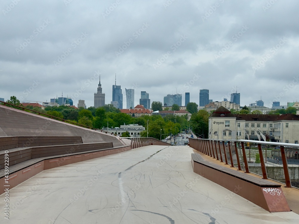 Warszawa, spacer po kładce pieszo rowerowej nad Wisłą