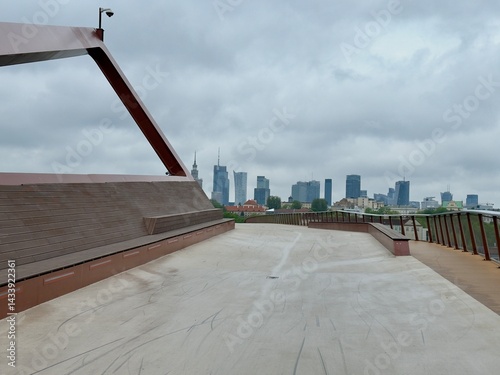 Obraz na płótnie Warszawa, spacer po kładce pieszo rowerowej nad Wisłą w salonie