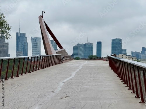 Obraz na płótnie Warszawa, spacer po kładce pieszo rowerowej nad Wisłą w salonie