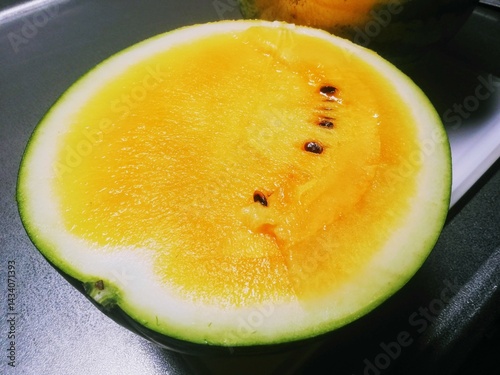 半分にカットされた黄色いスイカの断面