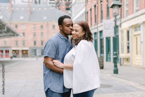 Φωτογραφία Couple enjoys a romantic moment together in a charming urban setting with string