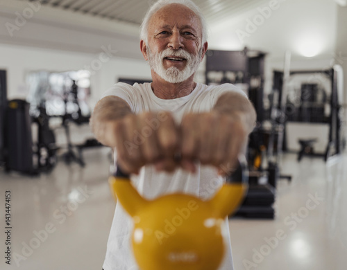 Fotografie Older man using weights to get stronger