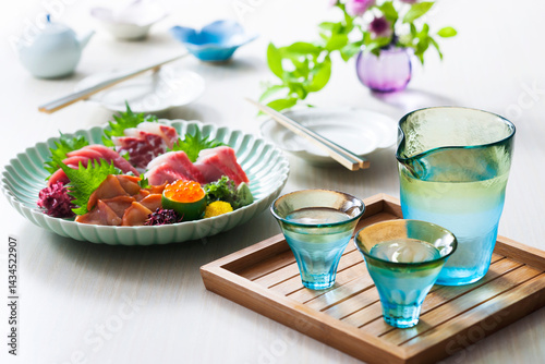【日本酒とお刺身5点盛り】 冷やして飲む日本酒のイメージ。鮪、鯛、金目鯛、イクラ、赤貝を綺麗に盛り付けたお刺身と愉しむ冷酒です。
