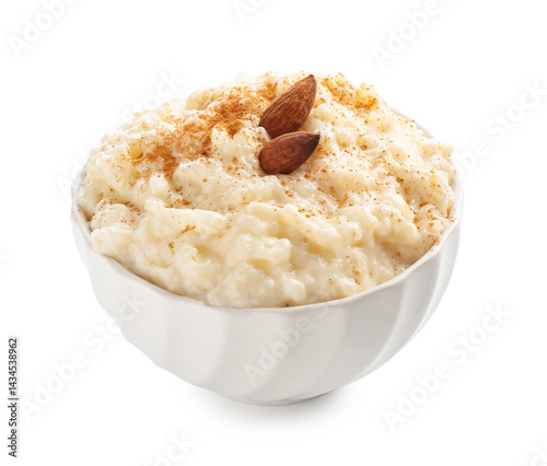Foto Delicious rice pudding with cinnamon and almonds in bowl on white background