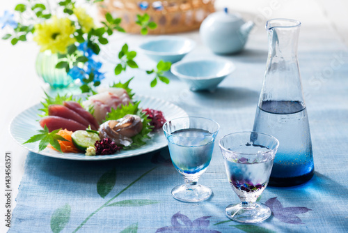 【日本酒とお刺身3点盛り】 暑い夏に冷やして涼を味わう日本酒のイメージ。鮪・鯛・鯵を綺麗に盛り付けたお刺身と愉しむ冷酒です。