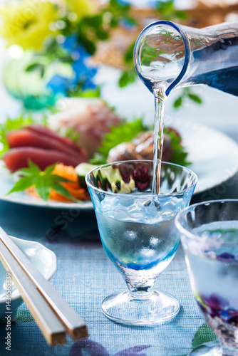 Cuadro en lienzo 【日本酒とお刺身3点盛り】 暑い夏に冷やして涼を味わう日本酒のイメージ。鮪・鯛・鯵を綺麗に盛り付けたお刺身と愉しむ冷酒です。