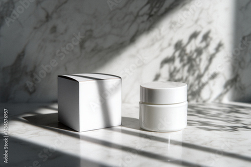 Mockup di barattolo bianco di crema e scatola su superficie di marmo con ombre chiaro