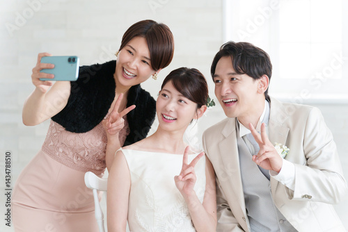 Plakat 結婚式のゲストと撮影する新郎新婦