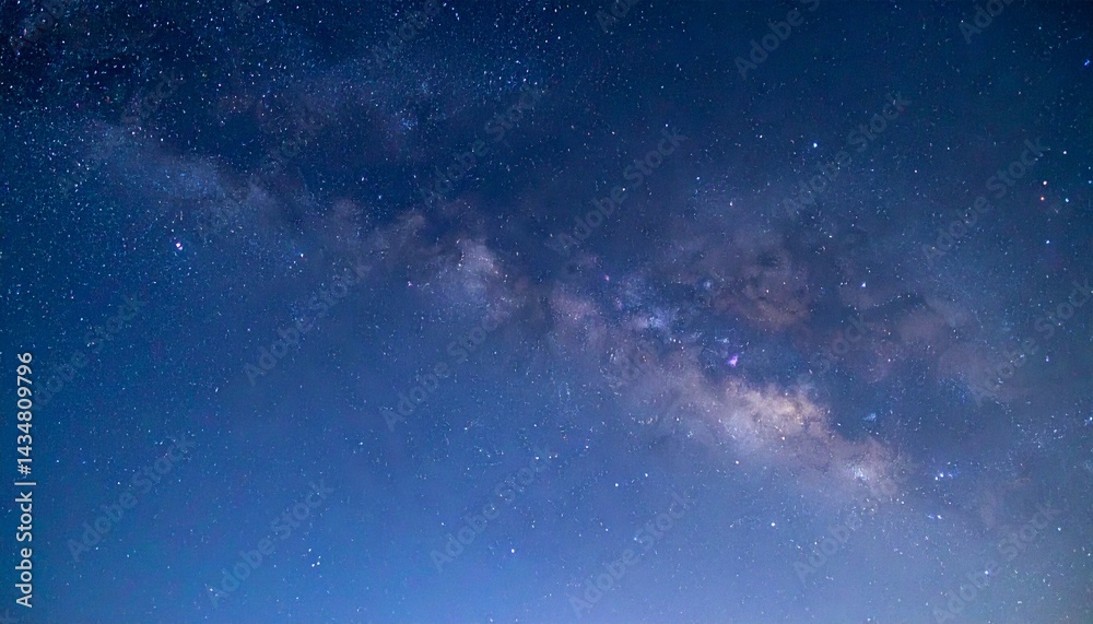 Fototapeta premium 青い宇宙空間を貫く光り輝く天の川、神秘的なエネルギーがその流れに沿って広がる幻想的なビジュアル