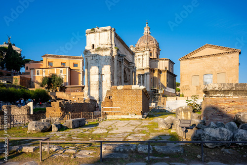 Foto The Arch of Septimius Severus at the northwestern end of the Roman Forum is a wh