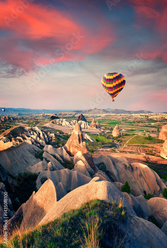 Obraz na płótnie Flying on the balloons early morning in Cappadocia. w salonie