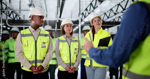 Obraz na płótnie Man Providing Safety Training For Diverse Manufacturing Industry Employees w salonie