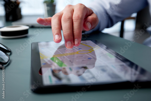 Obraz na płótnie Online Real Estate Search On Computer w salonie