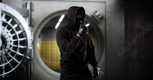Obraz na płótnie Bank Robber In Mask Waiting For Compliance's w salonie