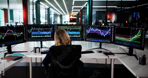 Obraz na płótnie Successful Stock Broker Analyzing Market Trends w salonie