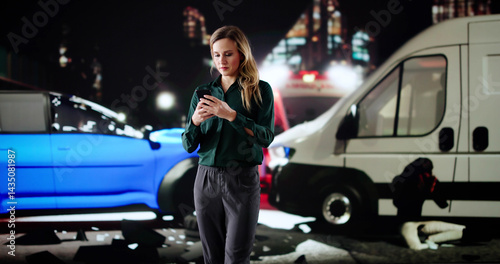 Obraz na płótnie Female Driver Seeks Help w salonie