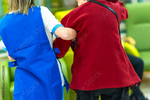Obraz na płótnie Nurse assisting elderly woman in nursing home w salonie