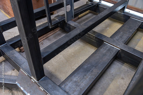 Matériaux de construction robustes utilisés pour soutenir et renforcer une structure, présentés en stockage industriel ou sur chantier.