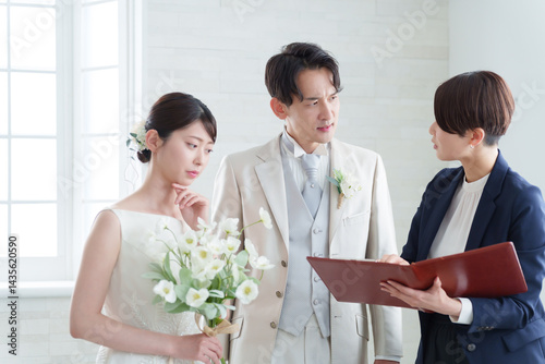 新郎新婦と話す結婚式場スタッフ