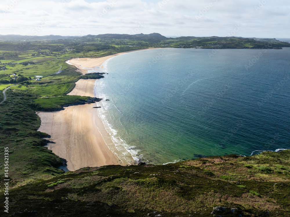 Panoramische Luftaufnahme des Ballymastocker Beach in Irland Panoramische Luftaufnahme des Ballymastocker Beach in Irland