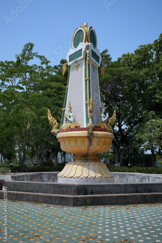 Obraz na płótnie Savannakhet: Relaxation at the iconic park w salonie