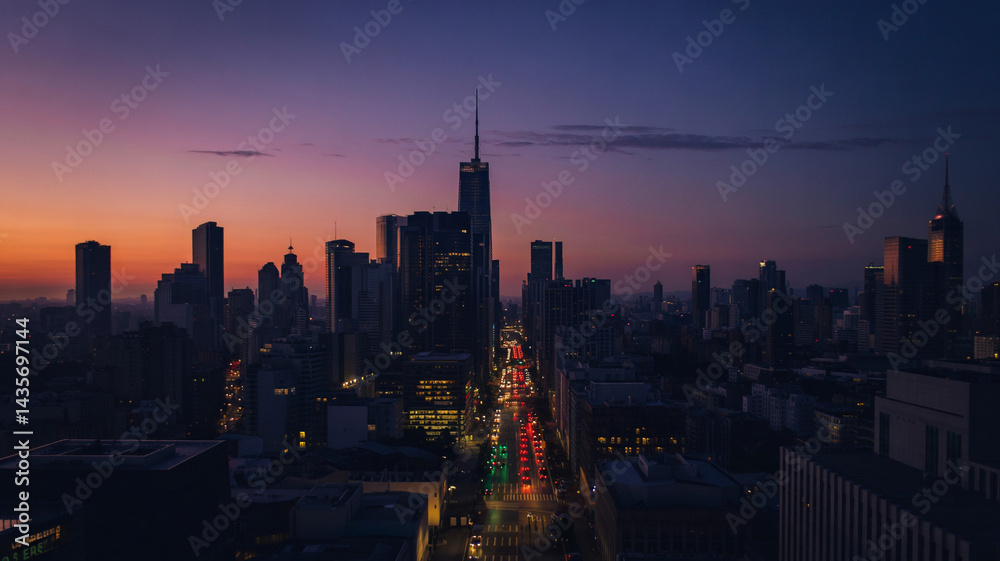 Naklejka premium Traffic lights blink in rhythm against a twilight skyline backdrop