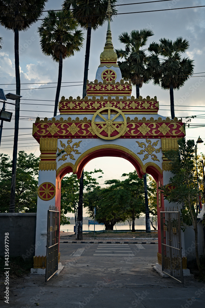Wat Yai Xayaphoum at sunset